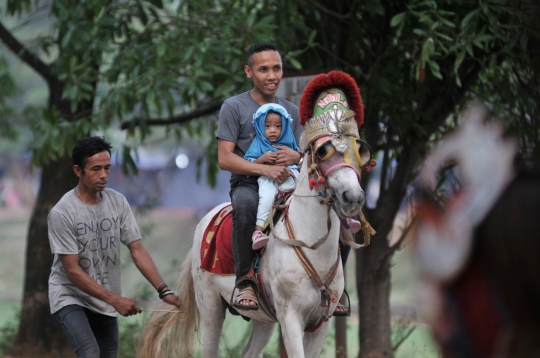 Asyiknya ngabuburit sambil berkuda di KBT