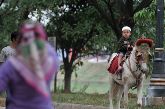 Asyiknya ngabuburit sambil berkuda di KBT