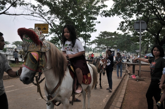 Asyiknya ngabuburit sambil berkuda di KBT