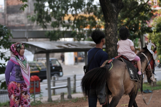 Asyiknya ngabuburit sambil berkuda di KBT