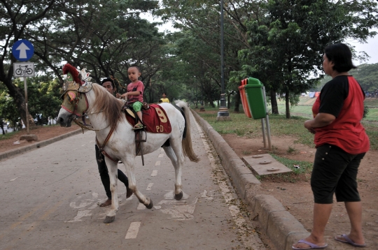 Asyiknya ngabuburit sambil berkuda di KBT
