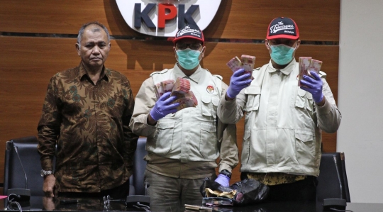 KPK tunjukan uang Rp 100 juta hasil OTT Bupati Purbalingga