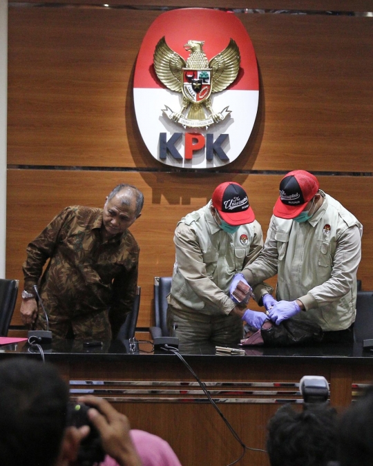 KPK tunjukan uang Rp 100 juta hasil OTT Bupati Purbalingga