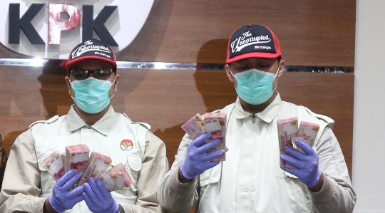 KPK tunjukan uang Rp 100 juta hasil OTT Bupati Purbalingga