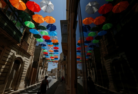 Unik, payung-payung 'terbang' hiasi kota kecil di Malta