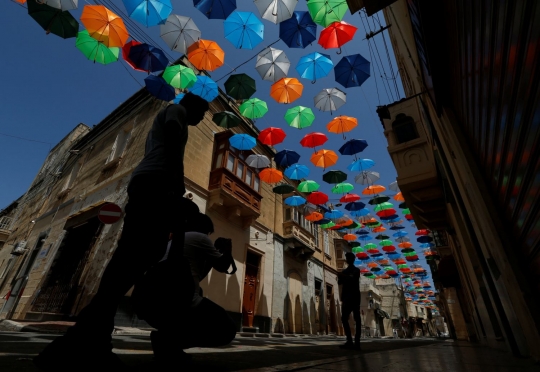 Unik, payung-payung 'terbang' hiasi kota kecil di Malta