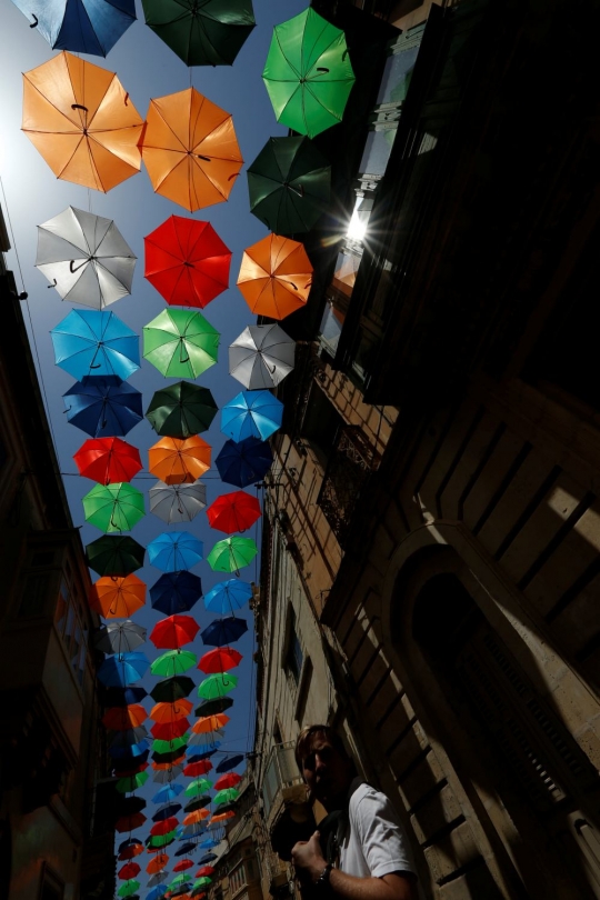 Unik, payung-payung 'terbang' hiasi kota kecil di Malta