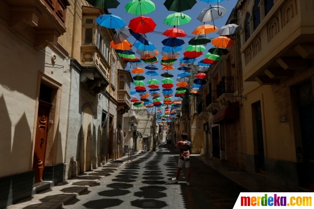 Foto Unik payung  payung  terbang hiasi kota kecil di 