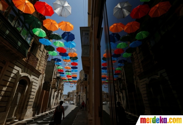 Foto Unik payung  payung  terbang hiasi kota kecil di 