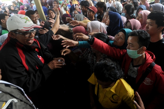 Jelang Lebaran, warga Bogor antre panjang urus e-KTP