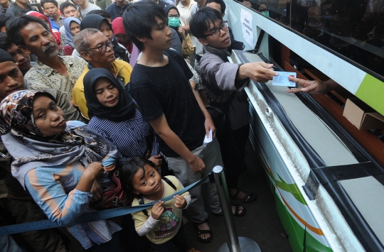 Jelang Lebaran, warga Bogor antre panjang urus e-KTP