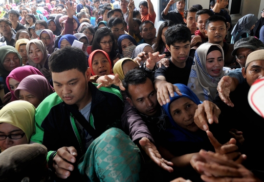 Jelang Lebaran, warga Bogor antre panjang urus e-KTP