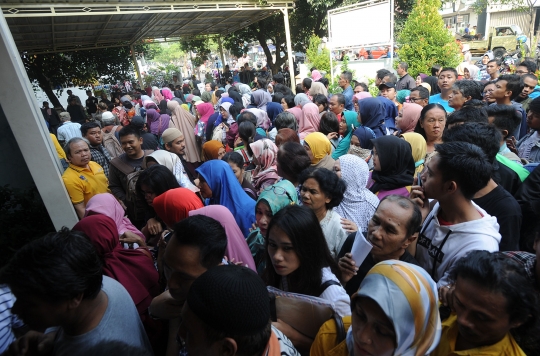 Jelang Lebaran, warga Bogor antre panjang urus e-KTP