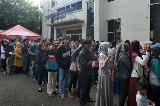 Jelang Lebaran, warga Bogor antre panjang urus e-KTP