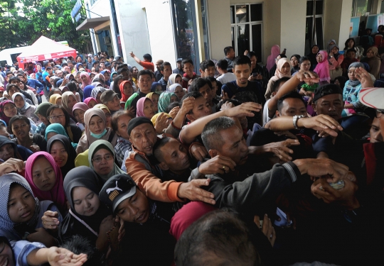 Jelang Lebaran, warga Bogor antre panjang urus e-KTP