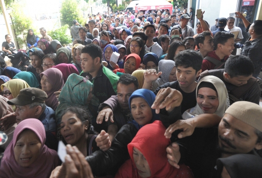 Jelang Lebaran, warga Bogor antre panjang urus e-KTP