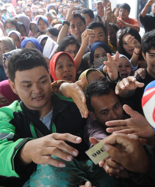 Jelang Lebaran, warga Bogor antre panjang urus e-KTP
