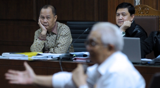 Ekspresi mantan Kepala BPPN dengar keterangan saksi
