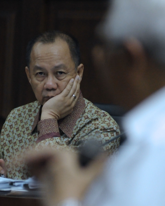 Ekspresi mantan Kepala BPPN dengar keterangan saksi
