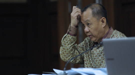Ekspresi mantan Kepala BPPN dengar keterangan saksi