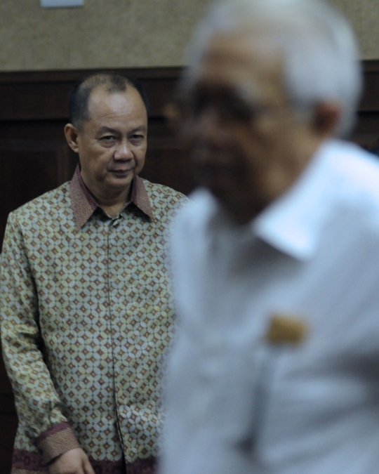 Ekspresi mantan Kepala BPPN dengar keterangan saksi