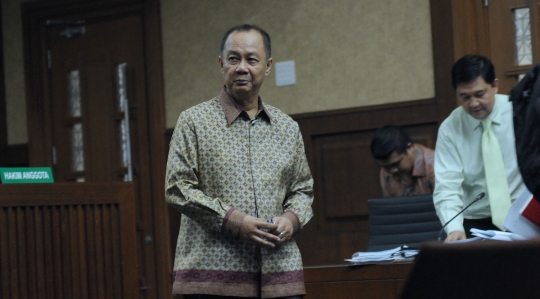 Ekspresi mantan Kepala BPPN dengar keterangan saksi