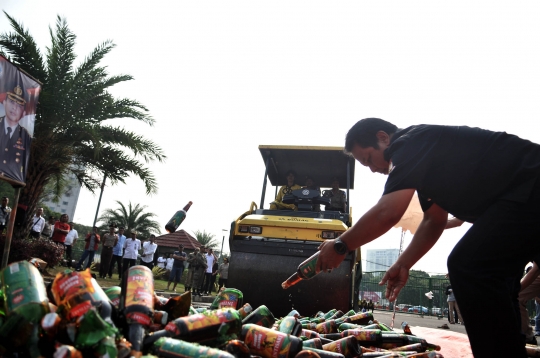 Pemusnahan 4.000 botol miras di Monas