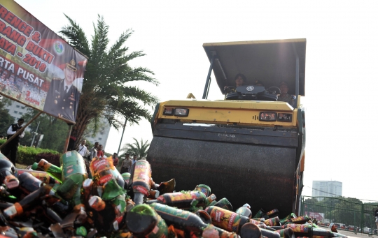 Pemusnahan 4.000 botol miras di Monas