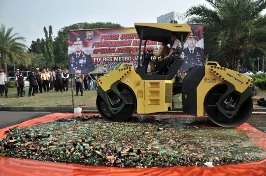 Pemusnahan 4.000 botol miras di Monas