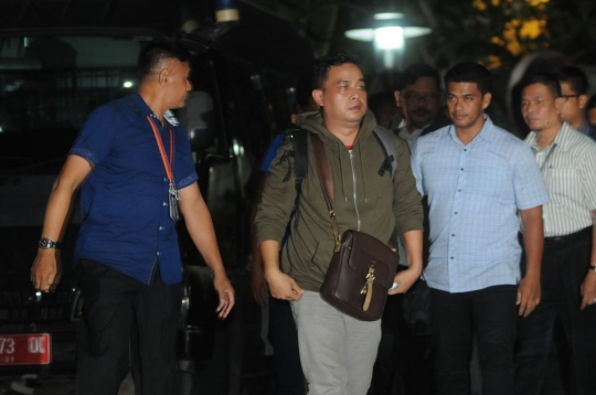 Empat tersangka terkait OTT Blitar dan Tulungagung tiba di KPK