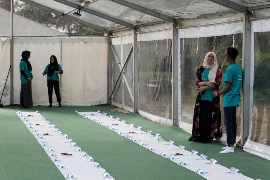 Melihat kehangatan umat muslim Inggris buka puasa bersama di tenda