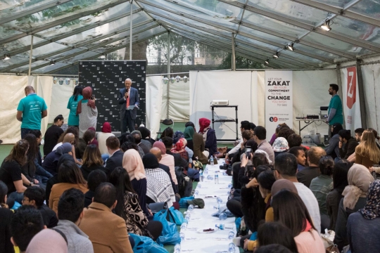 Melihat kehangatan umat muslim Inggris buka puasa bersama di tenda