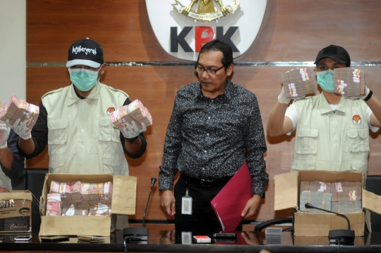 KPK tunjukkan barang bukti hasil OTT di Kota Blitar dan Kabupaten Tulungagung