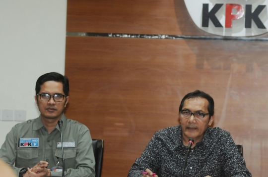 KPK tunjukkan barang bukti hasil OTT di Kota Blitar dan Kabupaten Tulungagung