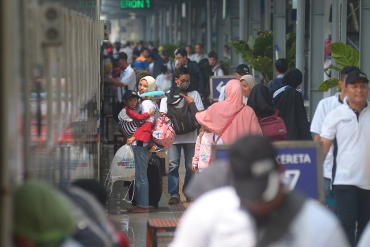 H-7 lebaran, pemudik mulai padati Stasiun Pasar Senen