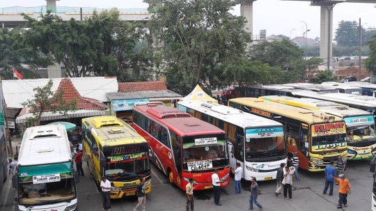 H-7 Lebaran, pemudik padati Terminal Kampung Rambutan