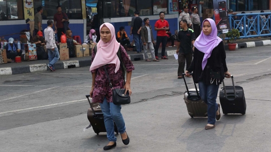 H-7 Lebaran, pemudik padati Terminal Kampung Rambutan