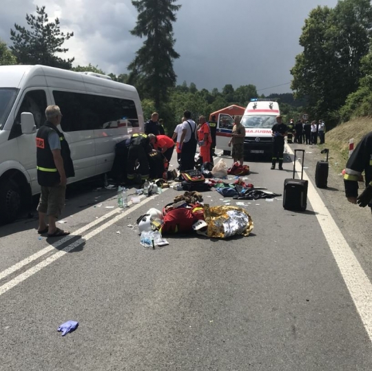 Tabrakan bus sekolah dan truk berakhir nahas usai masuk selokan