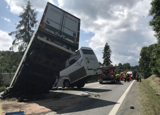 Tabrakan bus sekolah dan truk berakhir nahas usai masuk selokan