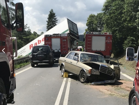 Tabrakan bus sekolah dan truk berakhir nahas usai masuk selokan