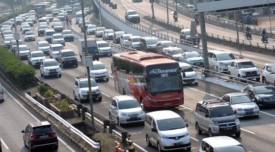 Pekan terakhir Ramadan, kendaraan masih padati tol dalam kota