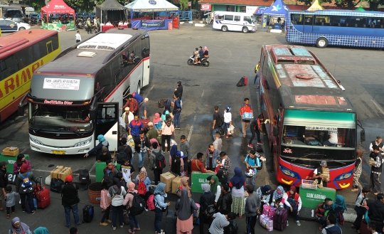 Puluhan ribu pemudik tinggalkan Jakarta dari Terminal Kampung Rambutan