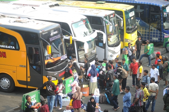 Puluhan ribu pemudik tinggalkan Jakarta dari Terminal Kampung Rambutan