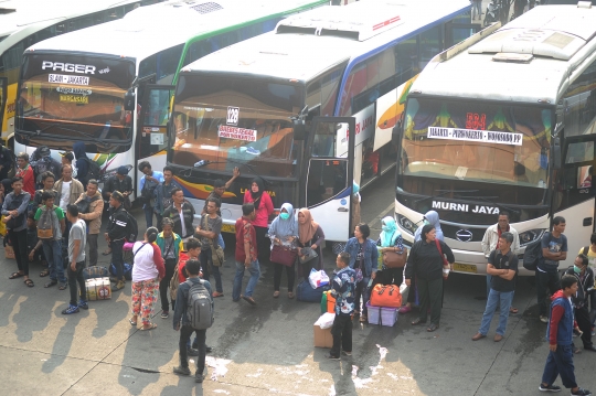 Puluhan ribu pemudik tinggalkan Jakarta dari Terminal Kampung Rambutan