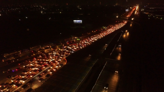 H-5 Lebaran, begini kepadatan di Gerbang Tol Cikarang Utama