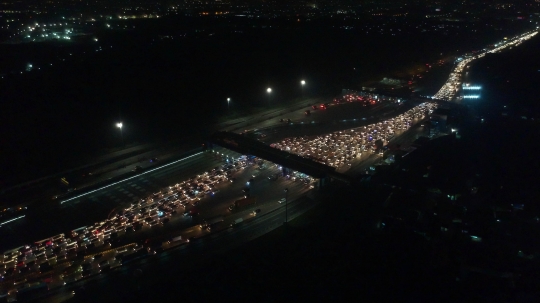 H-5 Lebaran, begini kepadatan di Gerbang Tol Cikarang Utama