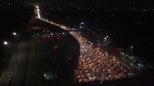 H-5 Lebaran, begini kepadatan di Gerbang Tol Cikarang Utama