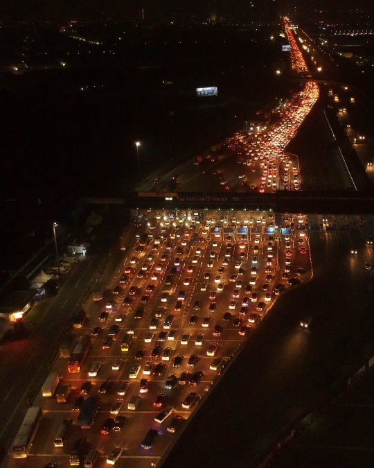 H-5 Lebaran, begini kepadatan di Gerbang Tol Cikarang Utama