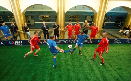 Semarak pertandingan sepak bola di peron stasiun Rusia