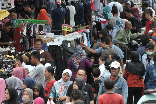 Pekan akhir Ramadan, pengunjung Pasar Tanah Abang membeludak